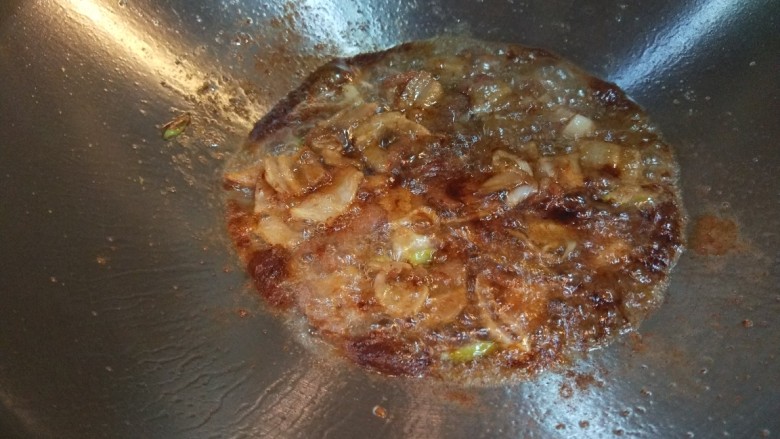 皇后锅 芹菜炒肉,倒入适量<a style='color:red;display:inline-block;' href='/shicai/ 692'>酱油</a>。