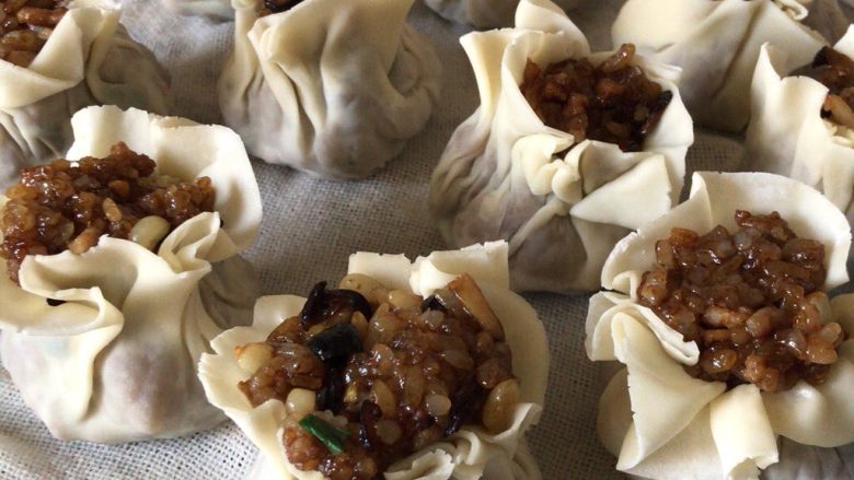烧卖,将炒好的馅料包入饺子皮，分开放在蒸笼盘中。
