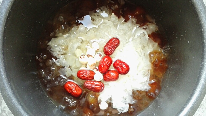 桃胶皂角米银耳羹,除<a style='color:red;display:inline-block;' href='/shicai/ 866'>冰糖</a>外所有泡好的材料、红枣、莲子放入高压锅中,加入足量的水。高压锅压25分钟