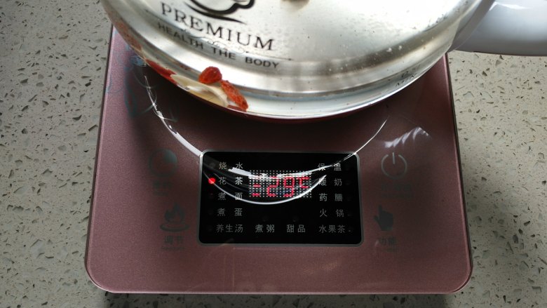 红枣桂圆养生茶,启动花茶程序开始煲茶。养生壶是把水先烧开后,改小火慢煲约15分钟。程序结束后会有提示音,然后自动进入保温状态。