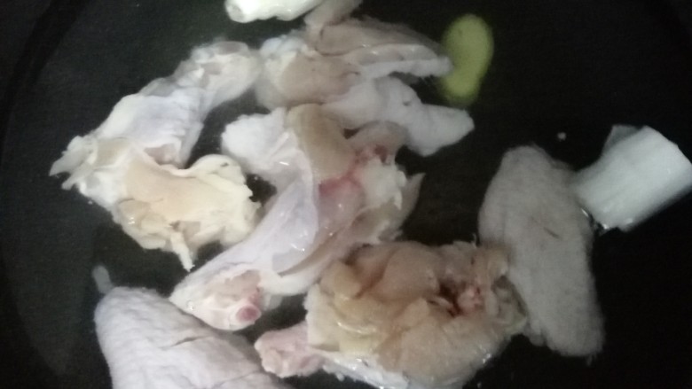 可乐鸡翅鸡腿,凉水放入,水开捞出,煮出血沫