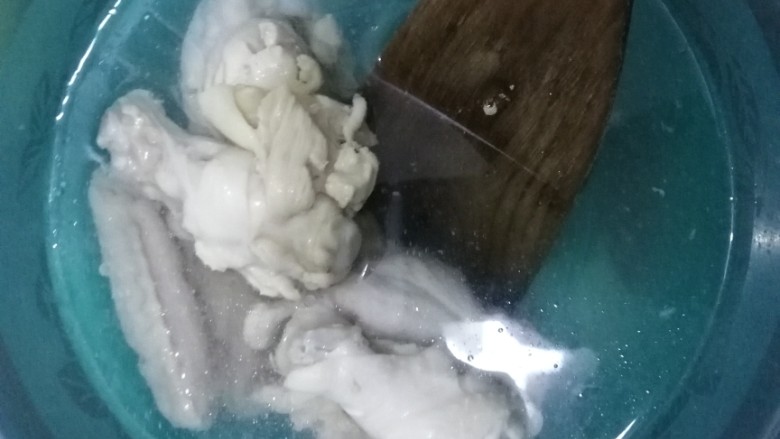 可乐鸡翅鸡腿,捞出投凉,沥出水分