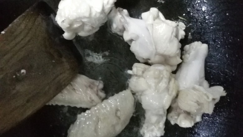 可乐鸡翅鸡腿,锅内放油,放入鸡翅鸡腿,小火煎至两面金黄
