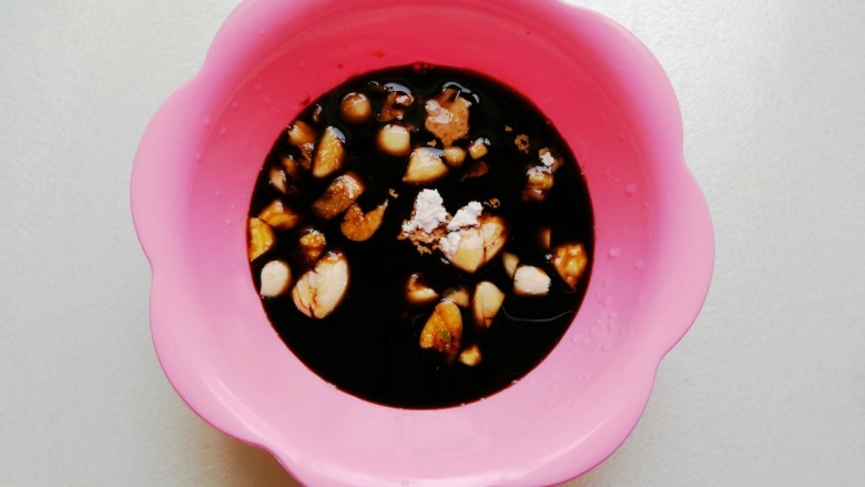 鱼香茄龙煲,除<a style='color:red;display:inline-block;' href='/shicai/ 46964'>郫县豆瓣酱</a>,加入其余调料调好鱼香汁,用时兑入小半碗清水拌匀