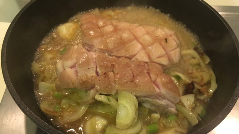 茴香脆皮猪,为了让五花肉能充分的吸收汤汁,我把他切半…待汤汁沸腾酒精挥发关火