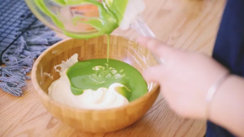 抹茶双色慕斯,再把混合好的奶酪液倒进打发好的淡奶油里,搅拌均匀倒入冷藏定型好的模具里,包上保鲜膜然后继续冷藏,这次要长点时间,大概冷藏4小时以上或者一宿都可以