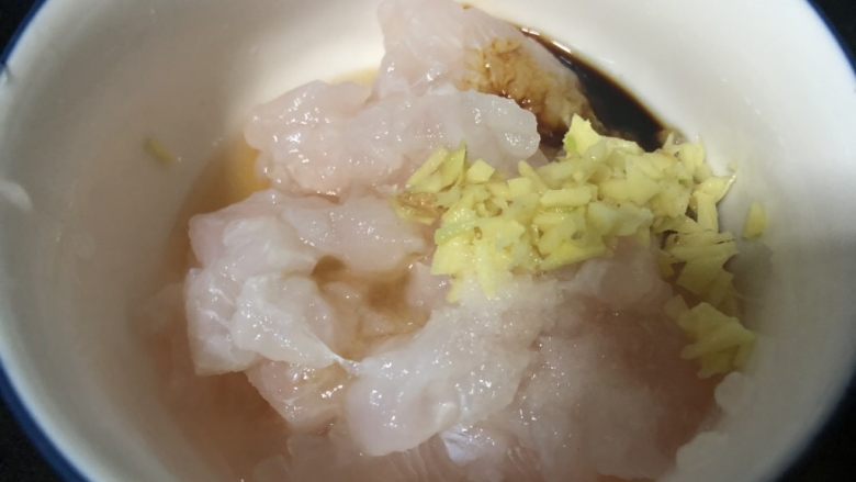 鱼米之乡蛋炒饭,加入姜末、半勺<a style='color:red;display:inline-block;' href='/shicai/ 788'>生抽</a>、<a style='color:red;display:inline-block;' href='/shicai/ 718'>料酒</a>，拌匀，入冰箱冷藏半小时。