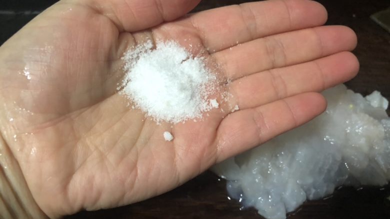 鱼米之乡蛋炒饭,用1茶匙盐将鱼肉轻轻揉搓一分钟,再将黏液洗干净,沥干。