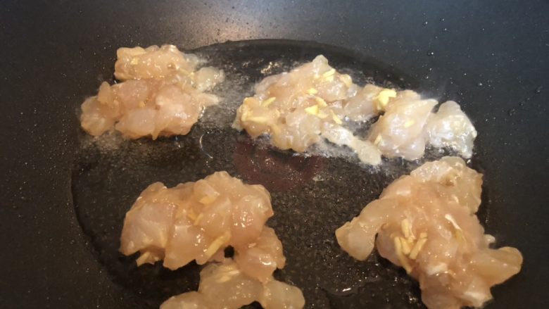 鱼米之乡蛋炒饭,热锅,放2汤匙油,下鱼粒煸炒。