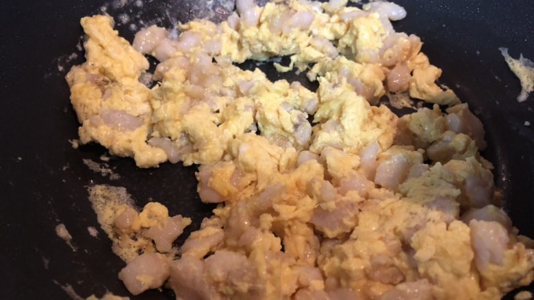 鱼米之乡蛋炒饭,不断翻炒,至鸡蛋凝固,盛起。