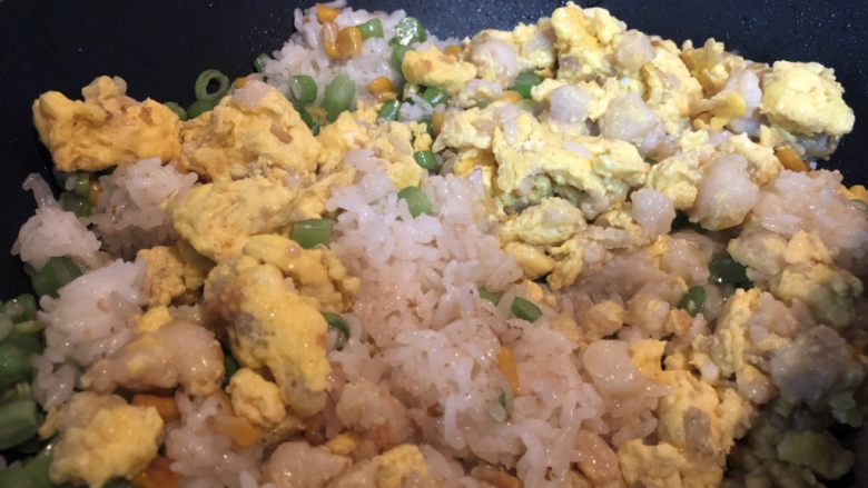 鱼米之乡蛋炒饭,下其余盐、生抽,以及鸡蛋鱼肉,炒匀即可。