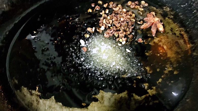 香辣吮指飞蟹,锅中倒入少许底油放入花椒和八角爆香再放入<a style='color:red;display:inline-block;' href='/shicai/ 10588'>糖</a>炒化