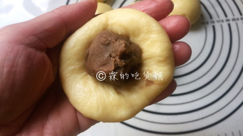 百吃不厌的奶香豆沙小餐包,醒发完成后放入馅心