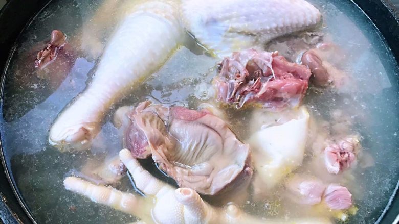 大骨鸡炖土豆香菇,锅中烧开水放入鸡块焯水去掉多余的油脂和杂质