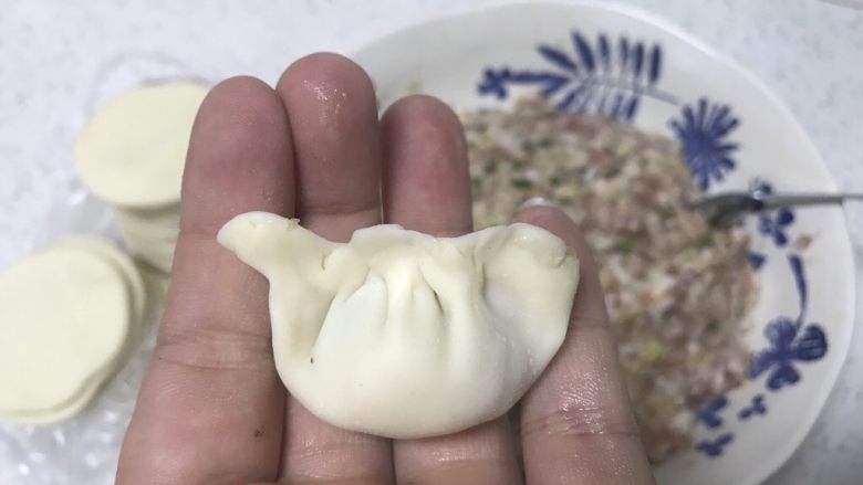 家常酸汤莲菜大肉水饺,再把饺子皮两头捏住即可。