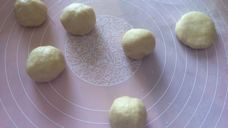 奶香花生饼,均匀分成几等份,搓圆后按压成饼状;