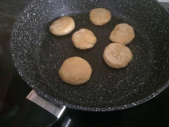 奶香花生饼,放入不粘锅,小火煎至两面金黄即可!