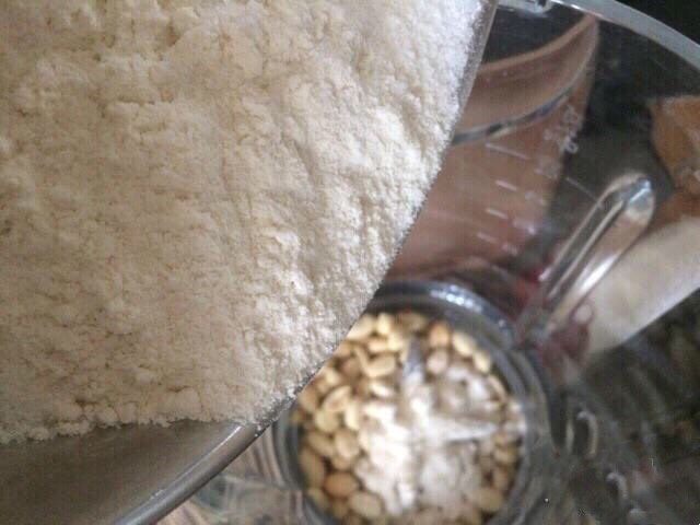 奶香花生饼,烤好的花生米稍微晾凉后,用手剥去外皮,花生剥完皮后倒入破壁机内,加入细砂糖和盐,再倒入<a style='color:red;display:inline-block;' href='/shicai/ 548'>低筋面粉</a>;