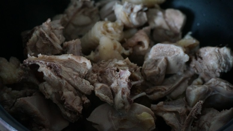 笋干啤酒炖鸡,加入鸡肉煸炒。