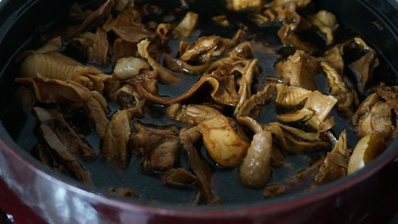 笋干啤酒炖鸡,没过鸡肉，大火煮开后转小火。