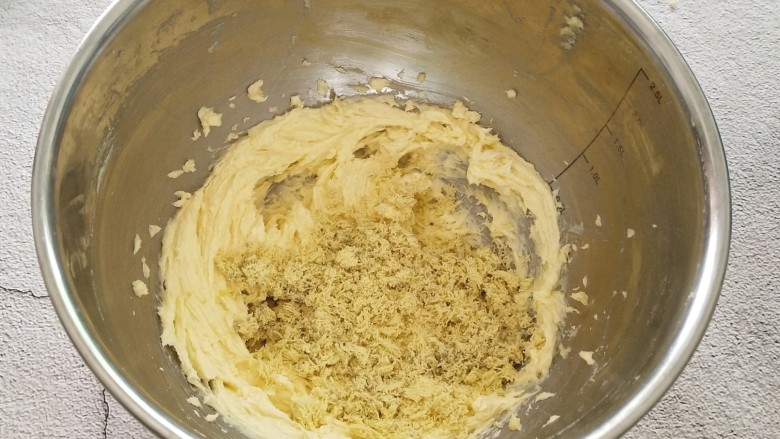 杏仁马格丽特饼干,再加入过筛的蛋黄,启动打蛋器搅打均匀,一定要是蛋黄与黄油完全融合在一起