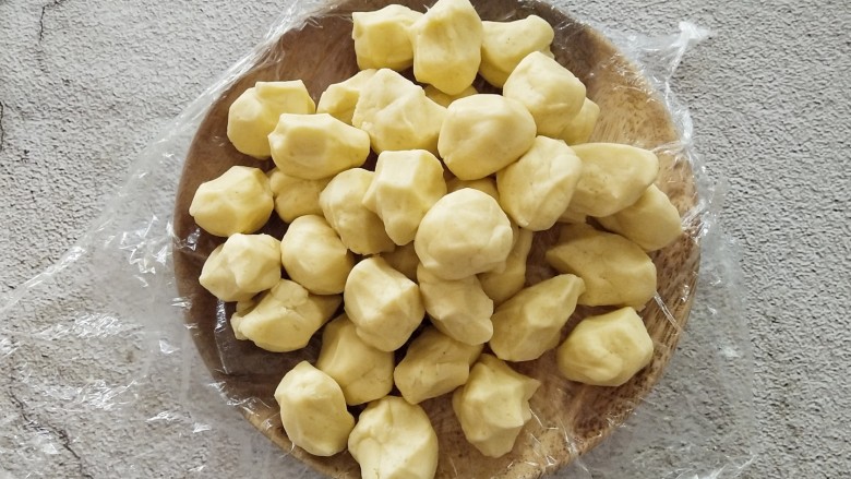 杏仁马格丽特饼干,把面团从冰箱取出,分成均匀等分的小面团,这边分成了35份,大概十克一份