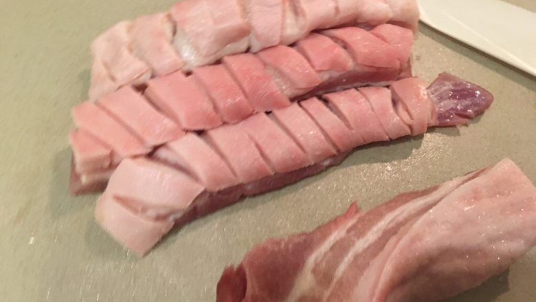 韩式五花肉,斜切皮、脂肪,不切断!