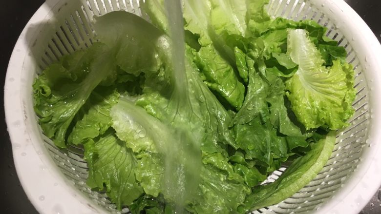 韩式五花肉,生菜剥成一叶叶,洗净沥干备用