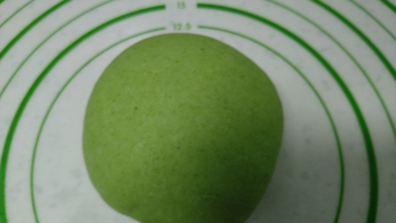 蒜蓉丝瓜拌皮菜手擀面,<a style='color:red;display:inline-block;' href='/shicai/ 519'>面粉</a>中加入皮菜汁搅拌成絮状,活成光滑的面团,醒面60分钟。