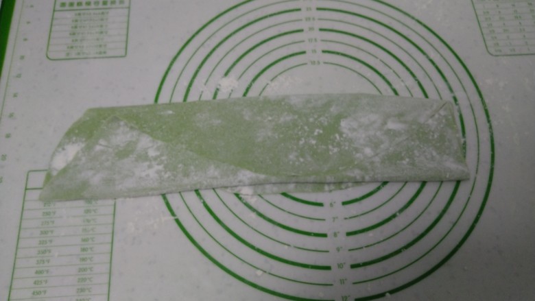 蒜蓉丝瓜拌皮菜手擀面,擀成薄片,均匀撒上面粉,折叠。