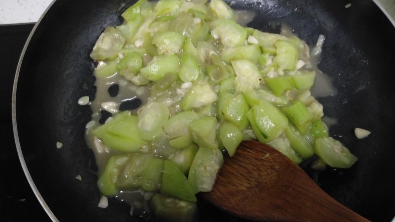 蒜蓉丝瓜拌皮菜手擀面,加入适量盐,翻炒均匀,关火。