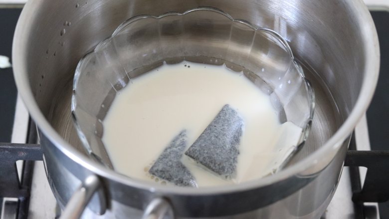 野莓果香红茶戚风蛋糕,放入奶锅中,隔热水,或者直接开火煮开,浸泡茶包10分钟左右。
