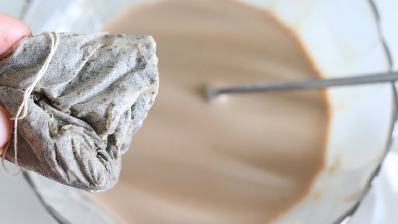 野莓果香红茶戚风蛋糕,取出后,挤干茶包中的奶液(注意防烫),放凉。