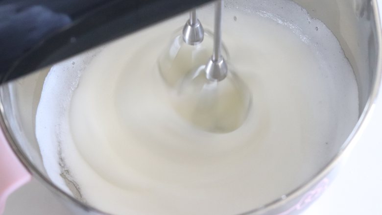 野莓果香红茶戚风蛋糕,直到出现纹路后,把糖全部倒入。