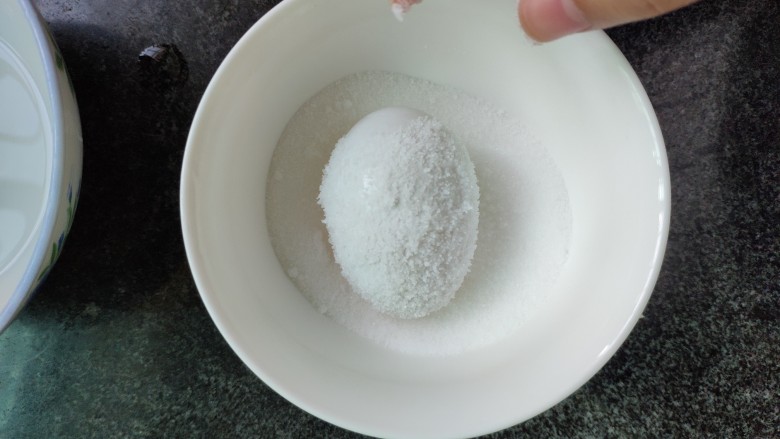 超详细咸鸭蛋腌法,第四步就是裹盐,把鸭蛋再滚一圈白酒,趁着湿的滚上一圈盐,就是说一共滚三次白酒,晾干两次,第三次不用晾干,直接裹盐,盐要滚的均匀一点,保证整颗鸭蛋都均匀的裹上盐,盐要买细盐,粗盐裹不上去