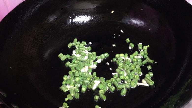 蟹黄味番茄炒蛋盖浇饭,炒锅另加油加蒜末炒出香味后,倒入豇豆丁炒至变色