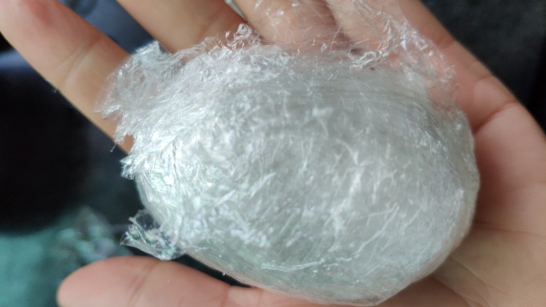 超详细咸鸭蛋腌法,然后包上保鲜膜,保鲜膜可以多包几层,冬天温度低