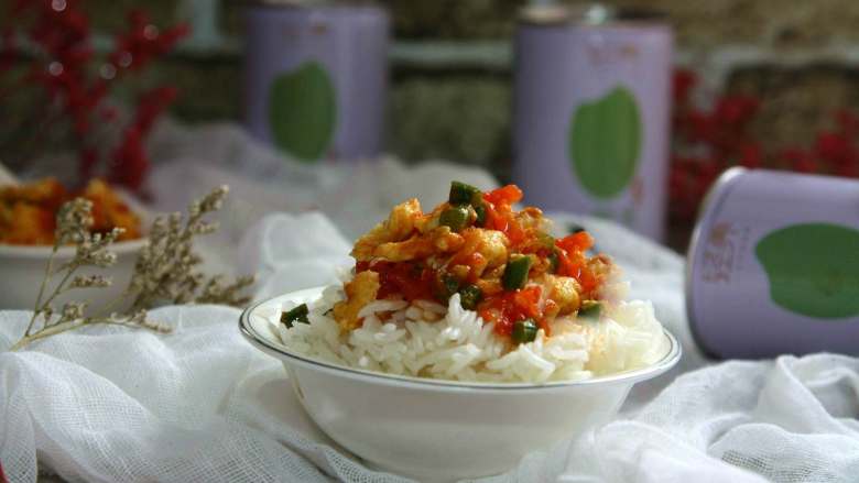 蟹黄味番茄炒蛋盖浇饭,盛出米饭,把炒好的菜浇在米饭上即可食用