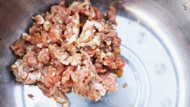 美食丨韭菜特色新做法,比饺子好吃100倍~,瘦肉切成肉末,加少量生抽,生粉,盐腌制10分钟。