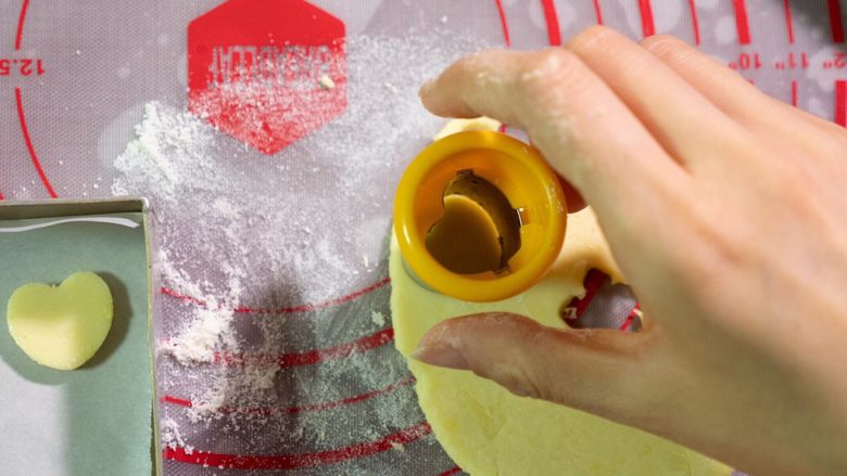 宝宝奶片,擀成3-5毫米厚的面皮,用模具压出喜欢的图案。
如果没有模具,可以用瓶盖压。
