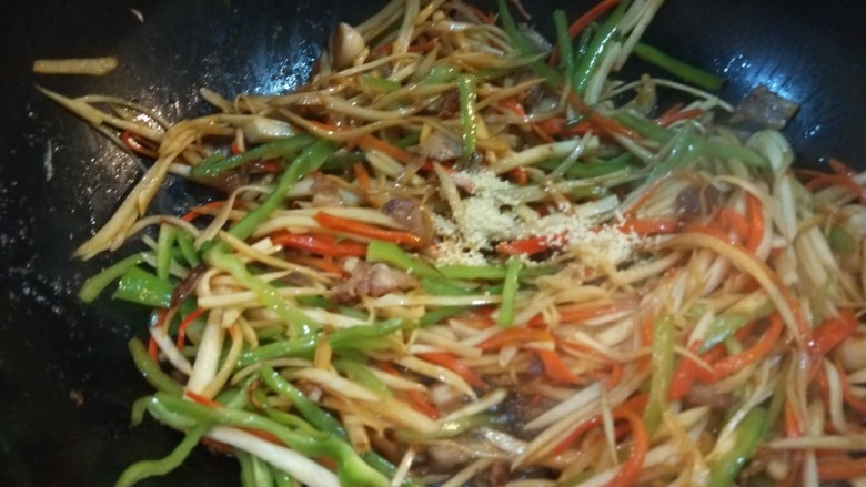 五花肉炒茭白,加入适量盐<a style='color:red;display:inline-block;' href='/shicai/ 756'>鸡精</a>,翻炒均匀即可出锅。