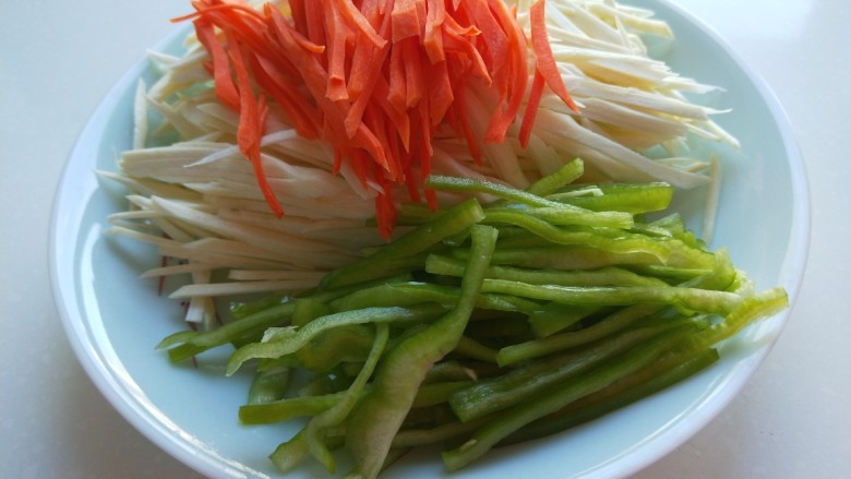 五花肉炒茭白,<a style='color:red;display:inline-block;' href='/shicai/ 25'>胡萝卜</a>半个切成丝,分开装入盆中。