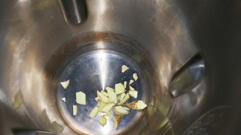 白嫩皮冻,豆浆机里面放入姜