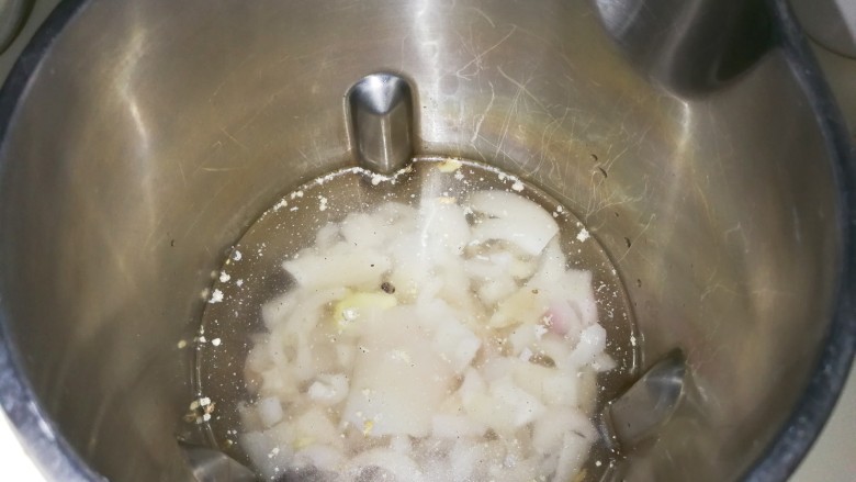 白嫩皮冻,放入900毫升水,豆浆机选择米糊键,打制成糊