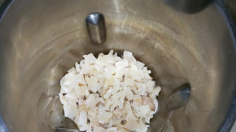 白嫩皮冻,放入肉皮