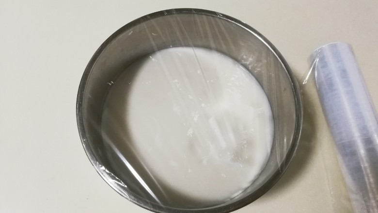 白嫩皮冻,分装入器皿里面凉透封上保鲜放入冰箱冷藏一晚