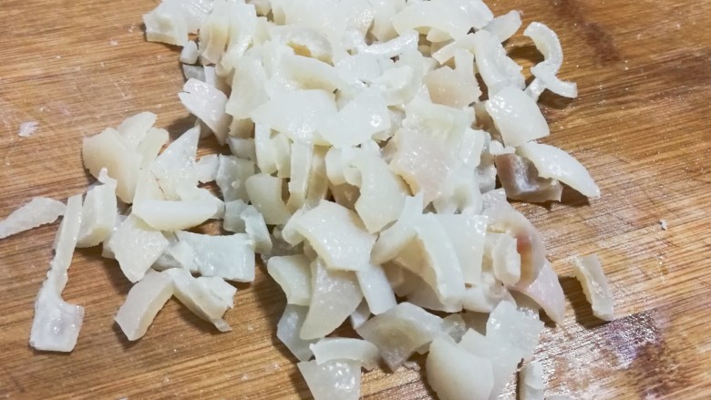 白嫩皮冻,切成丁