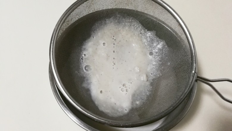 白嫩皮冻,过滤掉渣