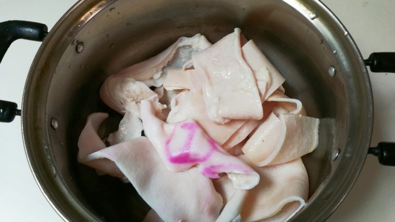 香菜皮冻,<a style='color:red;display:inline-block;' href='/shicai/ 433'>肉皮</a>放入锅中烧开继续小火烧二十分钟,捞出来刮去油脂,清洗干净