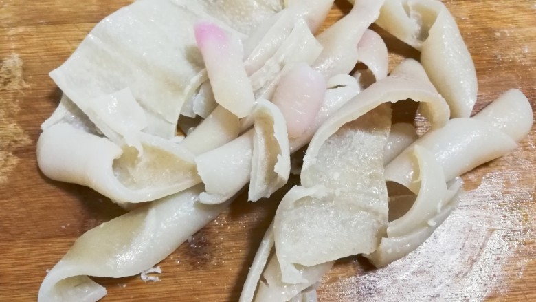 香菜皮冻,捞出来刮去油脂,清洗干净